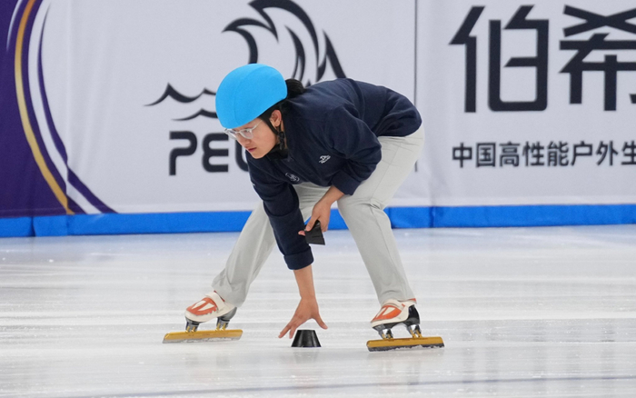 李靳宇在比赛中摆放标志块。新京报记者 王飞 摄