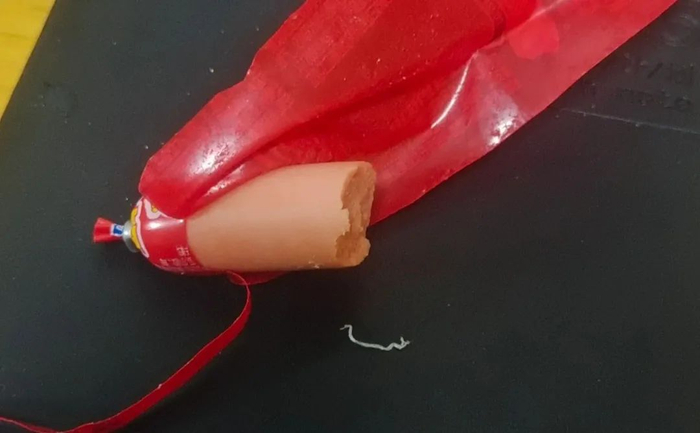 张乐吃出的白色塑料（受访者供图）