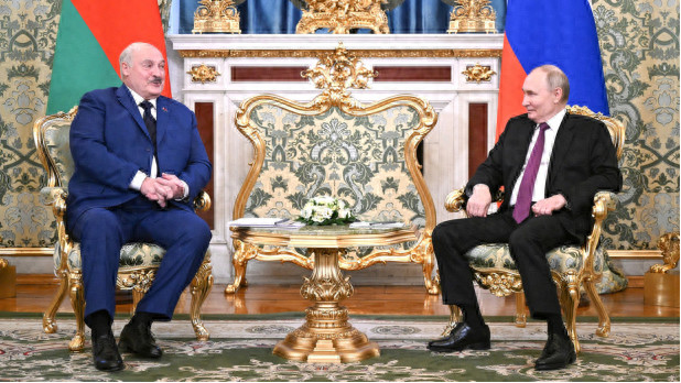 当地时间13日，普京在克里姆林宫会见对俄进行正式访问的卢卡申科 图源：外媒