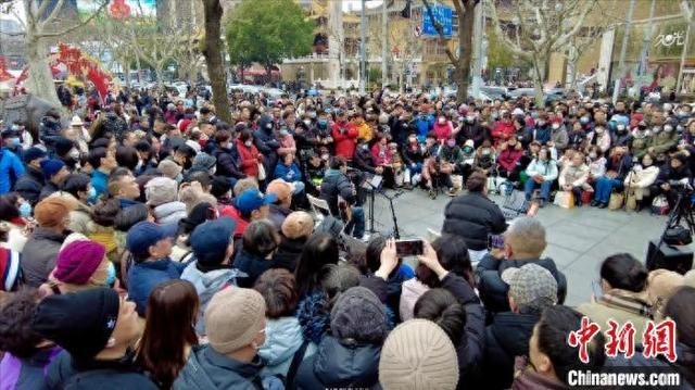 图为罗小罗街头演出现场。被访者供图。