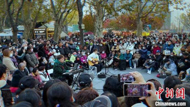 图为罗小罗街头演出现场。被访者供图。