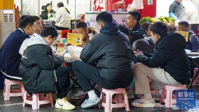 食客在埌西夜市摊位享受美食。李宇安 摄