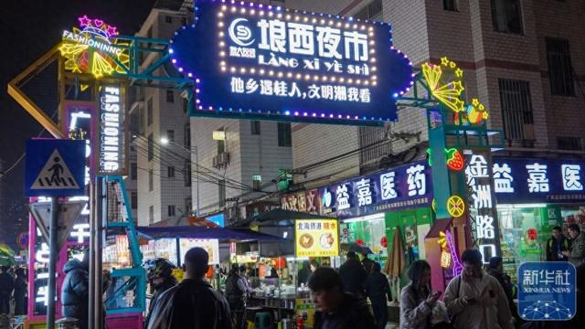 南宁埌西夜市门口。李宇安 摄