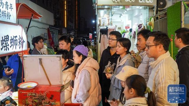 一家炒螺蛳粉摊位生意红火。李宇安 摄