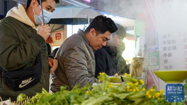 食客在挑选菜品。李宇安 摄