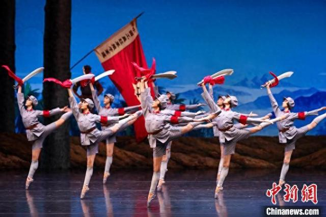 3月14日晚，中央芭蕾舞团经典芭蕾舞剧《红色娘子军》在海南省歌舞剧院开启海南驻场演出。中新网记者 骆云飞 摄