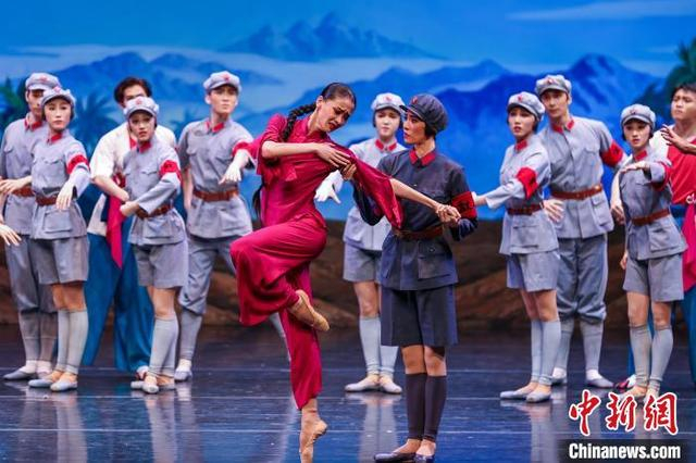 3月14日晚，中央芭蕾舞团经典芭蕾舞剧《红色娘子军》在海南省歌舞剧院开启海南驻场演出。中新网记者 骆云飞 摄