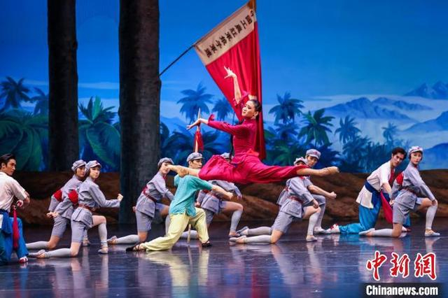 3月14日晚，中央芭蕾舞团经典芭蕾舞剧《红色娘子军》在海南省歌舞剧院开启海南驻场演出。中新网记者骆云飞 摄
