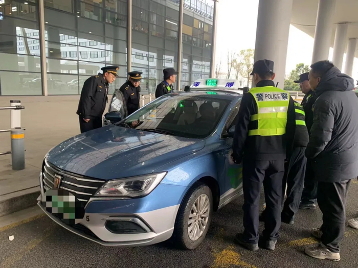 执法人员对巡游出租车进行执法检查。图片来源：上海市市场监督管理局