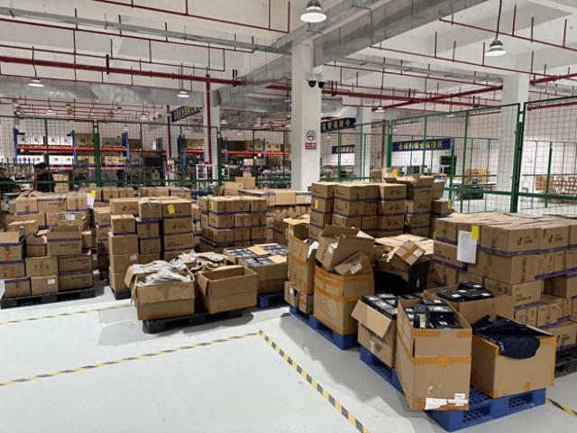 图为警方查获的位于保税仓内的假货。（受访者供图）