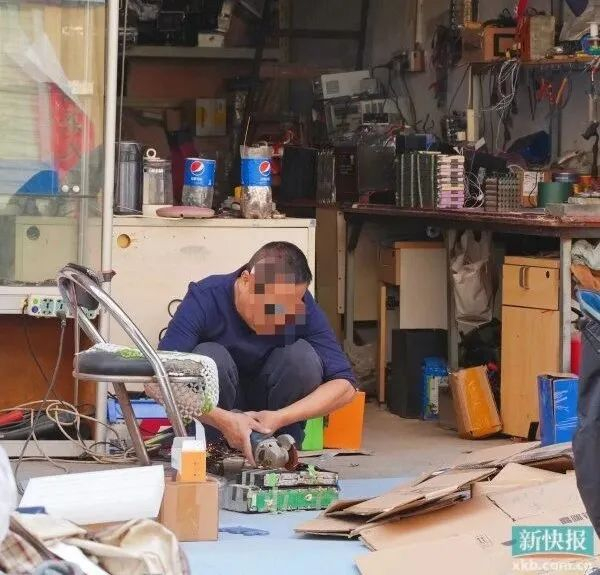 ■乐叔在用切割机拆解电池。