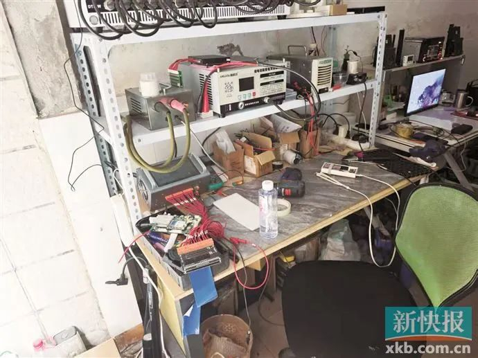 ■军哥店内的设备简陋。