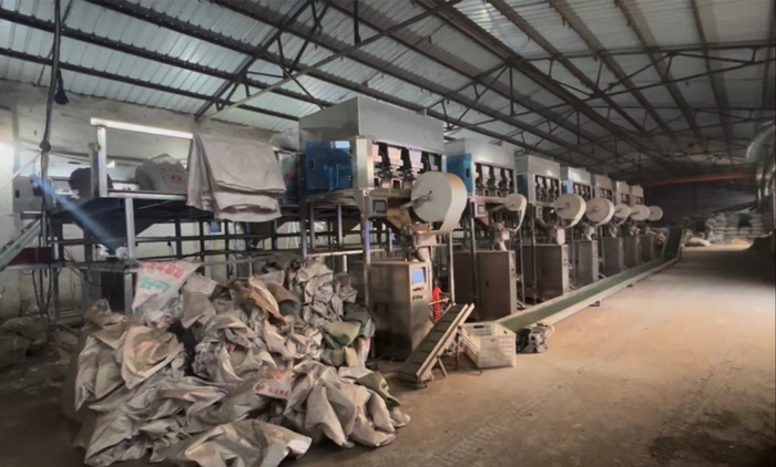 南阳一代加工工厂采用机器自动装足浴包 来源：澎湃新闻