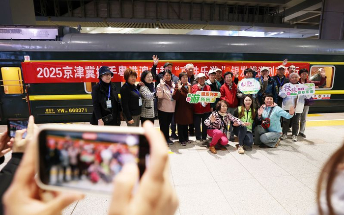 3月15日8时45分，2025年京津冀地区首趟银发旅游列车启程。游客在站台合影留念。新京报记者 王贵彬 摄
