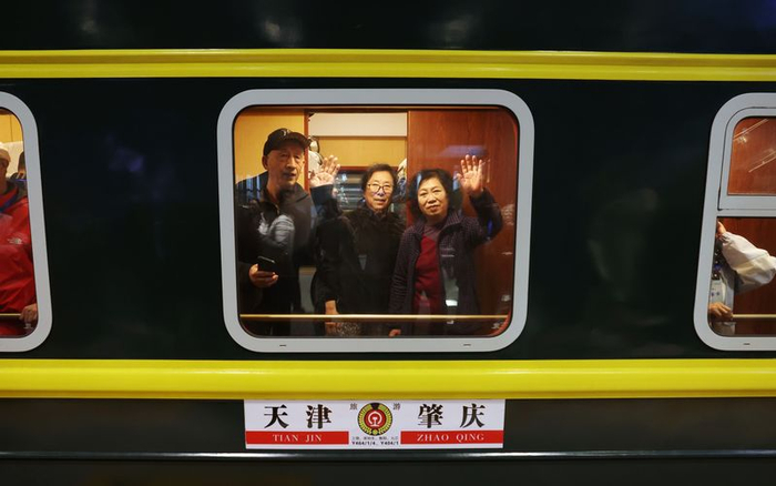 2025年京津冀首趟银发旅游列车经停北京丰台站。新京报记者 王贵彬 摄