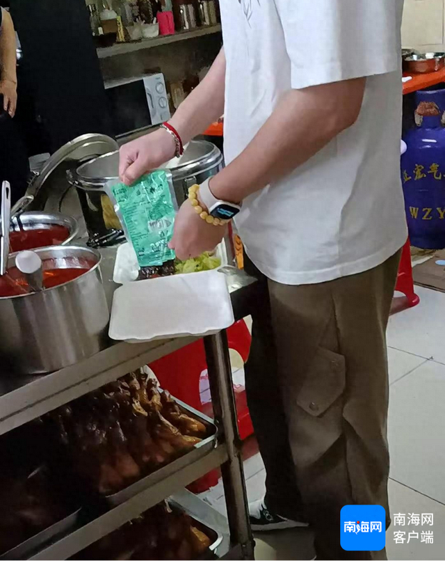 海口金牛路一家餐饮店使用预制菜“梅菜扣肉”给消费者打包。记者 王康景 摄