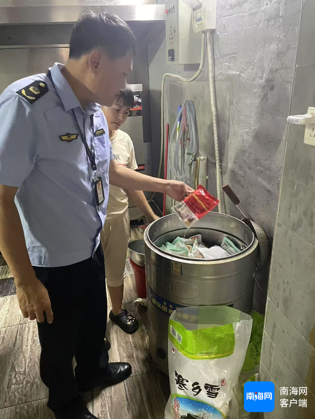 执法人员在查处将预制菜宣传为现做现卖的商家。海口市琼山区市场监管部门供图