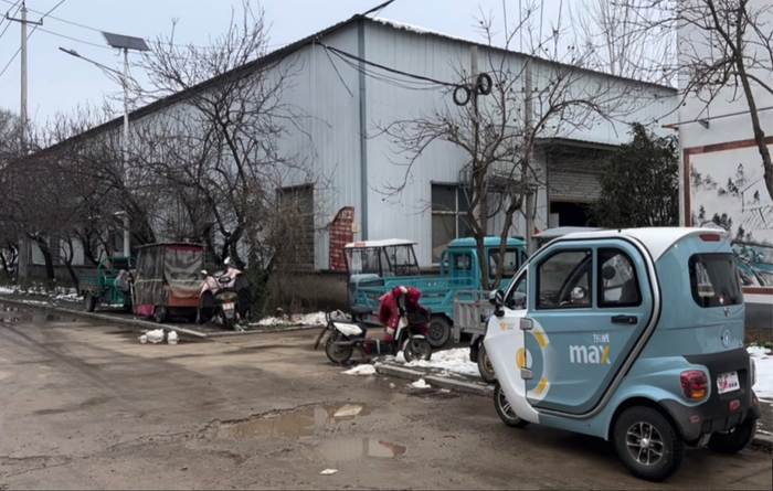 足浴包代加工作坊的位置大多处于偏远的村庄，车间由简易的彩钢搭建 来源：澎湃新闻