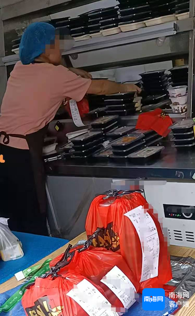 海口秀华路一家只经营外卖的餐饮店早已打包好了大量的食材。记者 王康景 摄