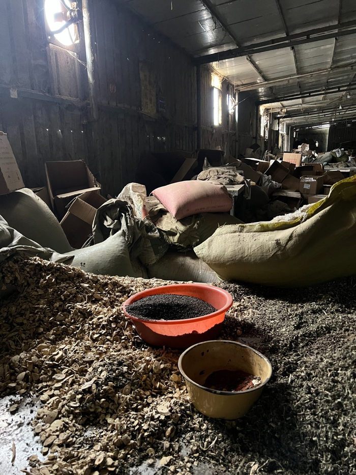 “雷允上”十二味草本足浴包委托的生产企业亳州市润源堂药业有限公司的生产车间，粉尘污染严重，药材随意堆放 来源：澎湃新闻