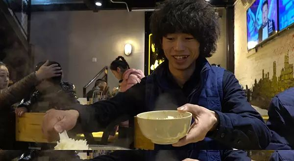 日常生活中的庞麦郎。图源：澎湃新闻