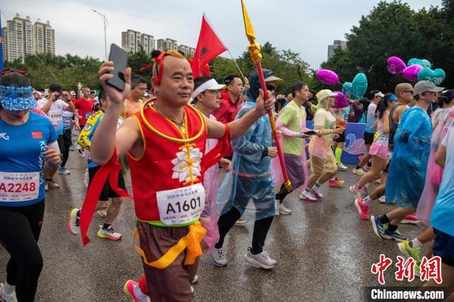 图为哪吒造型的参赛者。中新社记者 翟李强 摄