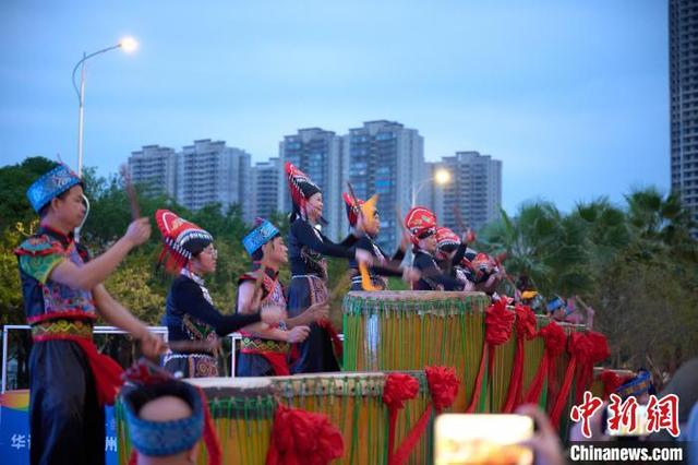 图为钦州烟墩大鼓为赛事助兴。张晓冬 摄