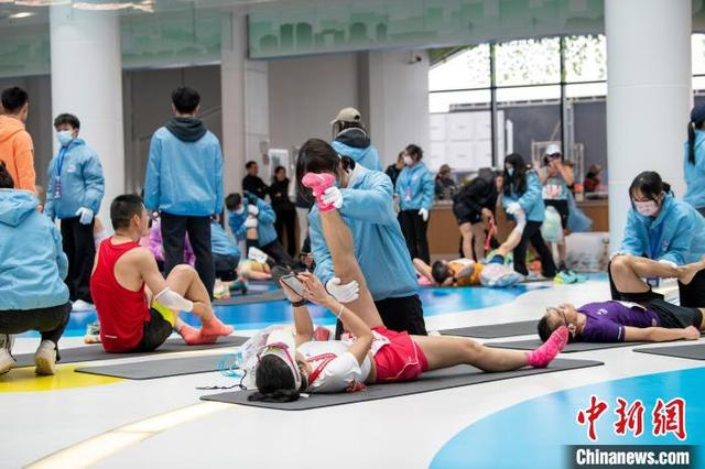 图为参赛选手赛后拉伸。中新社记者 翟李强 摄