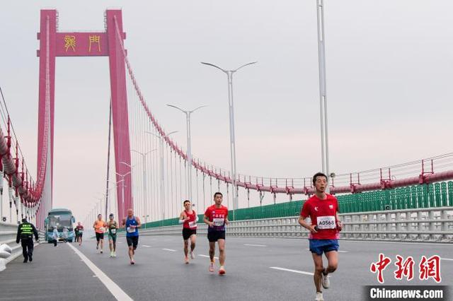 图为参赛者跑在钦州龙门大桥上，该大桥位于平陆运河的出海口，是广西滨海公路的关键一环。中新社记者 翟李强 摄