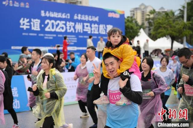 图为活动现场的亲子跑参赛者。张晓冬 摄