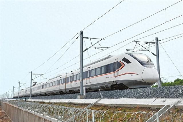 3月15日，C2999次列车从开封站出发开往郑州东站。 本报记者 王铮 摄