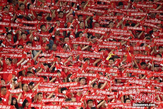 资料图：球迷为国足加油。中新社记者 富田 摄