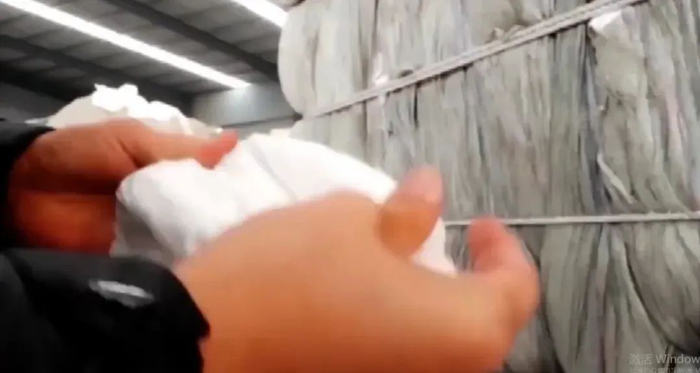 残次翻新纸尿裤。图/央视315晚会直播画面