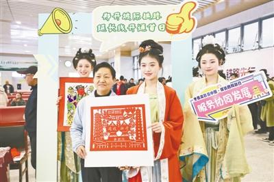 开封站内庆祝现场