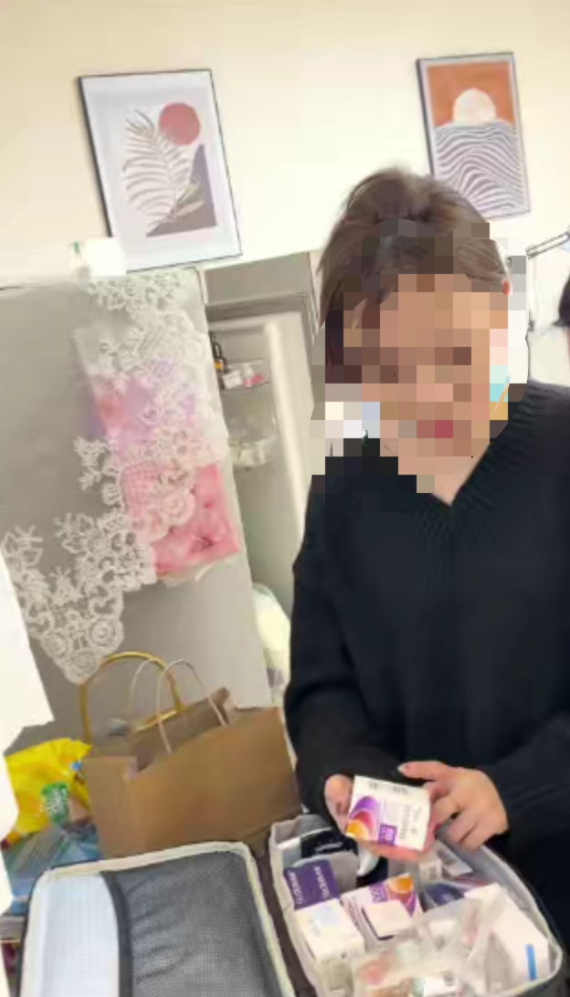 “代打”倩倩给记者推销她销售的“欧版”保妥适。新京报记者 彭镜陶 摄