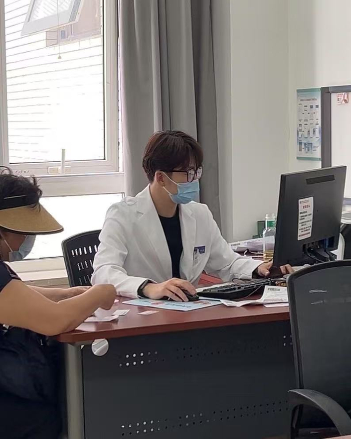 北医三院心内科诊室，汪京嘉正在看诊。受访者供图