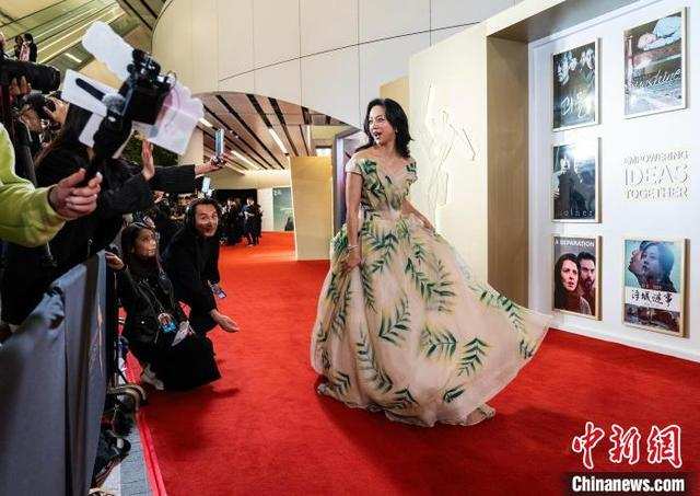 3月16日，第十八届亚洲电影大奖颁奖典礼在香港西九文化区戏曲中心举行。图为演员汤唯亮相红毯。中新社记者 侯宇 摄