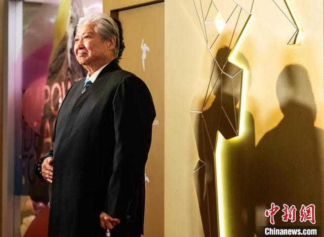 3月16日，第十八届亚洲电影大奖颁奖典礼在香港西九文化区戏曲中心举行。图为香港功夫影星洪金宝亮相红毯。中新社记者 侯宇 摄