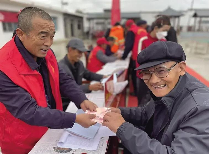     村民领到分红