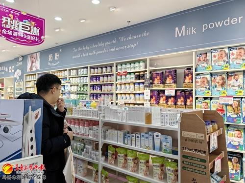 　　3月16日，在南湖乐福广场一家母婴用品店里，消费者正在选购母婴产品。记者郭玲摄