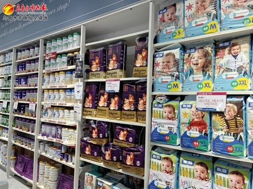 　　3月16日，在南湖乐福广场一家母婴用品店里，销售各品牌的婴儿纸尿裤。记者郭玲摄