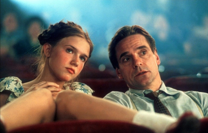 电影《洛丽塔》讲述大学教授与14岁女孩洛丽塔的不伦恋