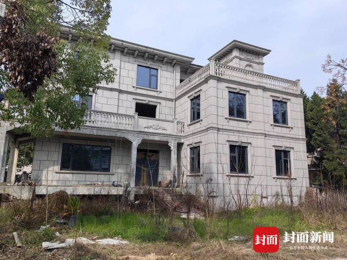 小区内新完工的违建楼栋（石伟 摄影）