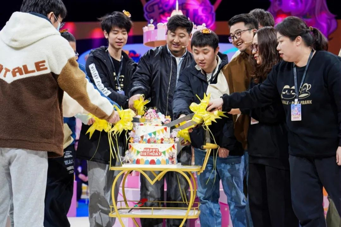 庆生会主题是“彩虹HiFUN 快乐无限”