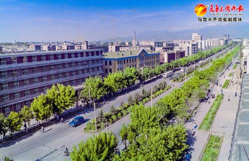 　　1985年6月，摄影家李向东从西大桥拍摄的乌鲁木齐市光明路。那时的光明路中间还有绿化带。受访者供图