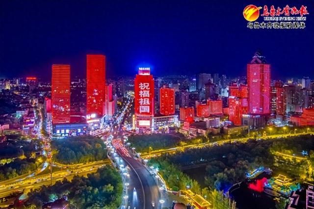 　　2024年国庆节，摄影家李向东从西大桥上空用无人机航拍的乌鲁木齐市光明路及周边夜景。受访者供图