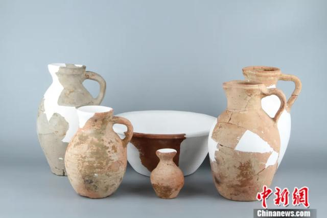 新疆唐朝墩古城遗址出土的部分陶器。受访者供图