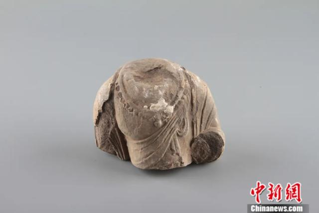 新疆唐朝墩古城佛寺遗址出土的石佛像。受访者供图