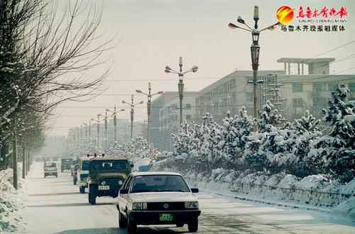 　　1988年1月，摄影家李向东拍摄的乌鲁木齐市光明路冬景。受访者供图