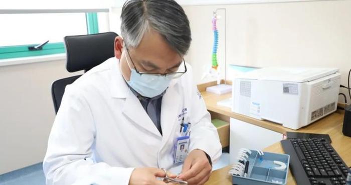 给出生7天的宝宝“捏”一只新耳朵
